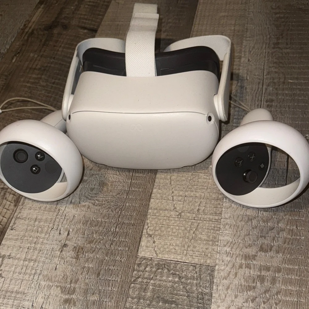 Oculus Quest 2 Standalone VR Headset White with Adjustable IPD